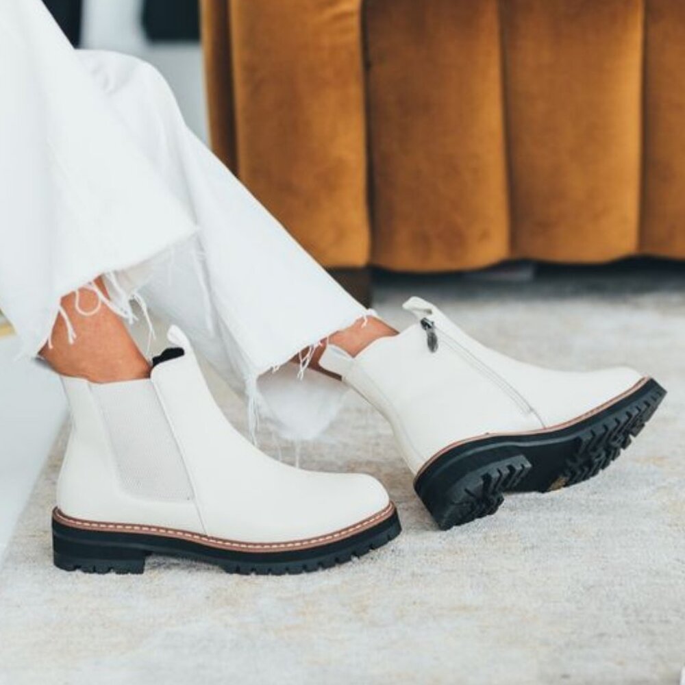new Aqua Diva Water Resistant Leather Chelsea Boots